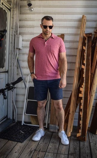 Quale sneakers basse indossare con un polo rosa per un uomo di 40 anni quando fa molto caldo: Potresti indossare un polo rosa e pantaloncini blu scuro per un look semplice, da indossare ogni giorno. Completa questo look con un paio di sneakers basse.