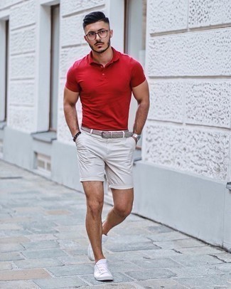 Come indossare e abbinare un polo rosso quando fa molto caldo: Vestiti con un polo rosso e pantaloncini bianchi per vestirti casual. Sneakers basse di tela bianche sono una validissima scelta per completare il look.