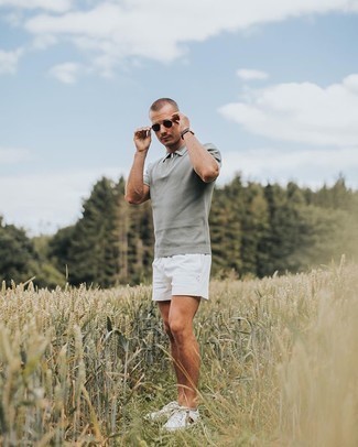 Look alla moda per uomo: Polo grigio, Pantaloncini bianchi, Sneakers basse di tela stampate bianche, Occhiali da sole neri