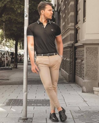 Look alla moda per uomo: Polo nero, Pantaloni eleganti beige, Scarpe derby in pelle nere, Cintura in pelle nera