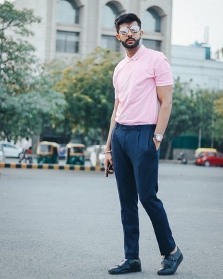 Come indossare e abbinare una t-shirt rosa in modo smart-casual: Abbina una t-shirt rosa con pantaloni eleganti blu scuro per un drink dopo il lavoro. Opta per un paio di scarpe monk in pelle blu scuro per mettere in mostra il tuo gusto per le scarpe di alta moda.