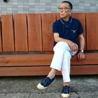 Come indossare e abbinare una t-shirt per un uomo di 60 anni: Perfeziona il look smart casual con una t-shirt e pantaloni eleganti bianchi. Sneakers basse di tela blu scuro sono una eccellente scelta per completare il look.
