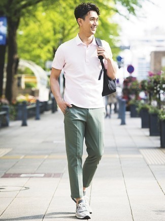 Look alla moda per uomo: Polo rosa, Chino verde oliva, Scarpe sportive grigie, Zaino di tela nero