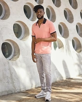 Come indossare e abbinare jeans grigi in estate 2024: Potresti abbinare un polo rosa con jeans grigi per un look spensierato e alla moda. Scarpe sportive grigie aggiungono un tocco particolare a un look altrimenti classico. Ecco un look perfetto per questa estate.