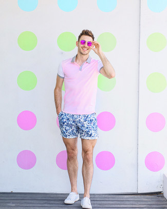 Come indossare e abbinare occhiali da sole fucsia: Per un outfit della massima comodità, scegli un outfit composto da un polo rosa e occhiali da sole fucsia. Indossa un paio di sneakers basse di tela bianche per un tocco virile.