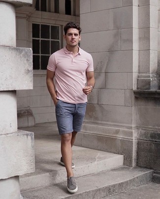 Come indossare e abbinare pantaloncini quando fa molto caldo: Punta su un polo rosa e pantaloncini per vestirti casual. Perfeziona questo look con un paio di sneakers basse in pelle scamosciata grigie.