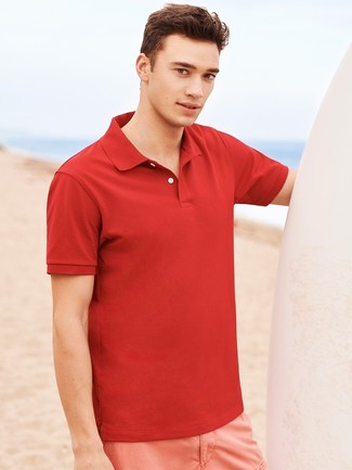 Come indossare e abbinare una t-shirt rossa e bianca: Coniuga una t-shirt rossa e bianca con pantaloncini rosa per un fantastico look da sfoggiare nel weekend.