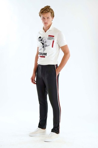 Look alla moda per uomo: Polo stampato bianco e nero, Pantaloni eleganti a righe verticali neri, Sneakers basse in pelle bianche