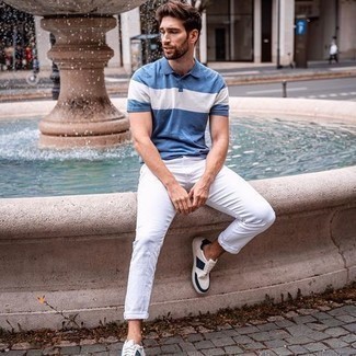 Come indossare e abbinare una t-shirt blu: Potresti combinare una t-shirt blu con jeans bianchi per un look raffinato per il tempo libero. Un bel paio di sneakers basse di tela bianche e blu scuro è un modo semplice di impreziosire il tuo look.