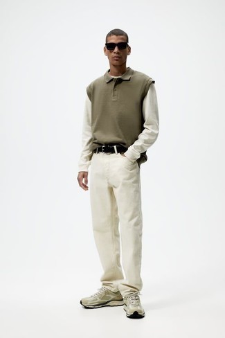 Look alla moda per uomo: Polo verde oliva, T-shirt manica lunga bianca, Jeans bianchi, Scarpe sportive beige