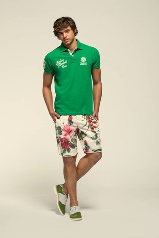 Look alla moda per uomo: Polo verde, Pantaloncini a fiori beige, Scarpe oxford in pelle scamosciata verde oliva