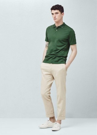 Look alla moda per uomo: Polo verde scuro, Chino beige, Sneakers basse di tela bianche