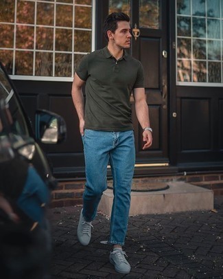Come indossare e abbinare jeans blu quando fa molto caldo: Abbina un polo verde scuro con jeans blu per affrontare con facilità la tua giornata. Sneakers basse in pelle scamosciata grigie sono una validissima scelta per completare il look.