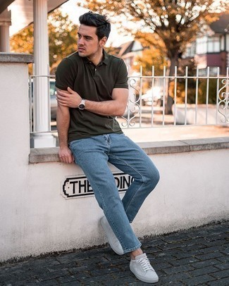 Quale jeans indossare con sneakers basse argento per un uomo di 20 anni quando fa molto caldo in modo casual: Abbina un polo verde scuro con jeans per un look semplice, da indossare ogni giorno. Sneakers basse argento sono una splendida scelta per completare il look.