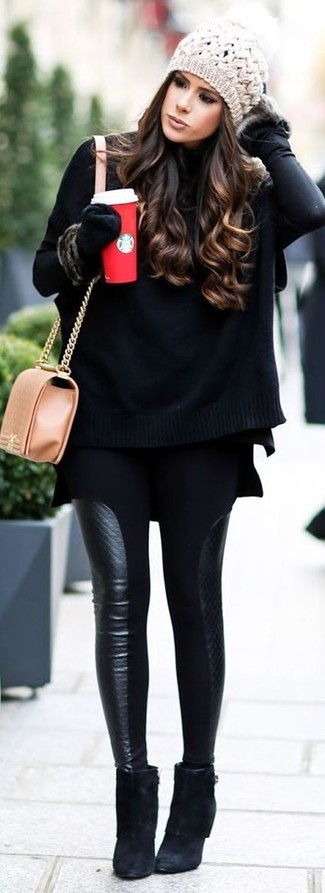 Quale stivaletti indossare con un dolcevita nero: Potresti abbinare un dolcevita nero con leggings in pelle neri per affrontare con facilità la tua giornata. Stivaletti sono una buona scelta per completare il look.