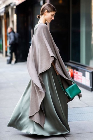 Come indossare e abbinare un abito da sera di raso verde menta per una donna di 30 anni: Un accostamento semplice come un abito da sera di raso verde menta con un poncho grigio può distinguerti dalla massa.