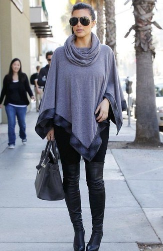 Look di Kim Kardashian: Poncho grigio, Leggings neri, Stivali sopra il ginocchio in pelle neri, Borsa shopping in pelle grigio scuro
