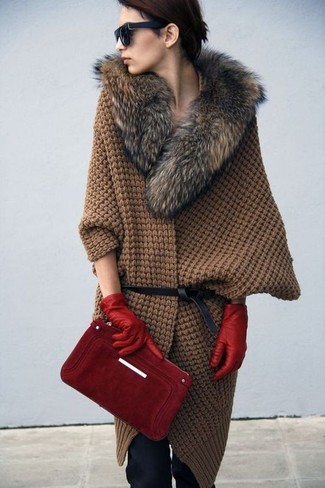 Come indossare e abbinare una borsa bordeaux quando fa caldo: Potresti combinare un poncho lavorato a maglia marrone con una borsa bordeaux per le giornate pigre.