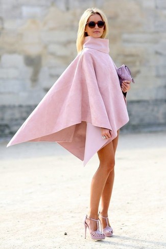 Come indossare e abbinare sandali con tacco in pelle fucsia per una donna di 30 anni: Indossa un poncho rosa per vestirti casual. Sandali con tacco in pelle fucsia sono una buona scelta per completare il look.