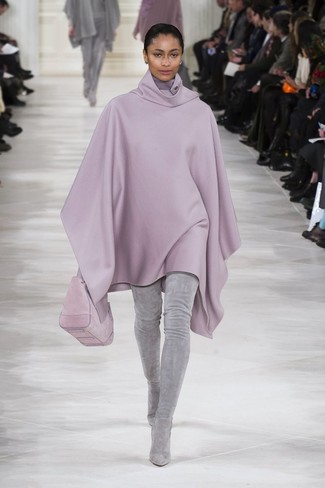 Look alla moda per donna: Poncho viola chiaro, Stivali sopra il ginocchio in pelle scamosciata grigi, Borsa a mano in pelle scamosciata rosa