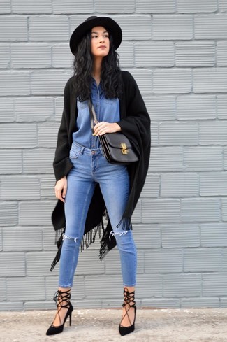 Quale camicia di jeans indossare con décolleté neri per una donna di 30 anni in modo casual: Metti una camicia di jeans e jeans aderenti strappati blu per un outfit comodo ma studiato con cura. Rifinisci questo look con un paio di décolleté neri.