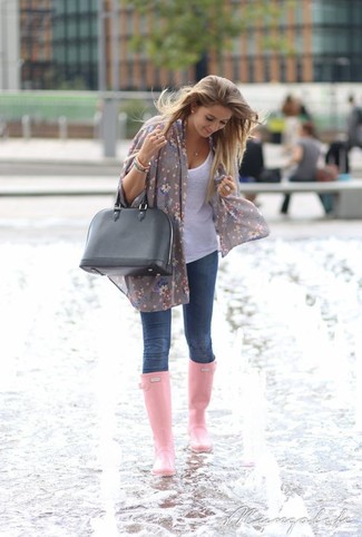 Look alla moda per donna: Scialle a fiori grigio, Canotta bianca, Jeans aderenti blu scuro, Stivali di gomma rosa