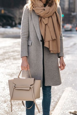 Come indossare e abbinare una borsa beige per una donna di 30 anni quando fa freddo: Punta su un cappotto grigio e una borsa beige per un look comfy-casual.