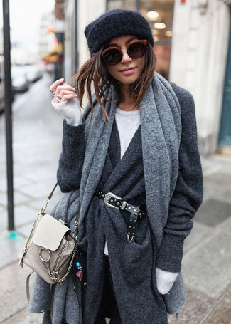 Come indossare e abbinare un scialle grigio: Scegli un cappotto grigio scuro e uno scialle grigio per un look trendy e alla mano.