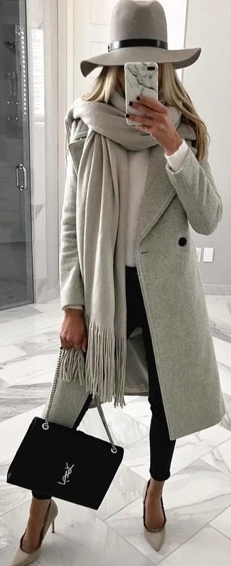 Come indossare e abbinare décolleté grigi in modo smart-casual: Prova a combinare un cappotto grigio con pantaloni skinny neri per un look ordinato e appropriato. Completa questo look con un paio di décolleté grigi.