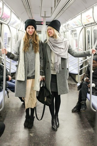 Come indossare e abbinare un scialle grigio quando fa freddo: Scegli un outfit composto da un cappotto grigio e uno scialle grigio per un'atmosfera casual-cool. Perfeziona questo look con un paio di stivaletti in pelle neri.