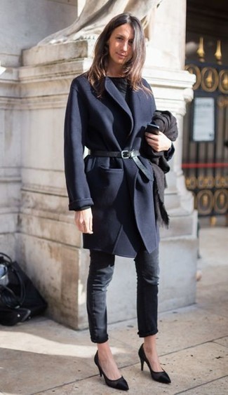 Quale jeans aderenti indossare con décolleté neri: Prova a combinare un cappotto blu scuro con jeans aderenti per un look raffinato per il tempo libero. Décolleté neri sono una eccellente scelta per completare il look.