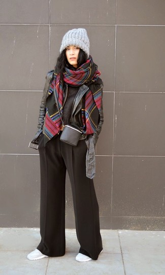 Come indossare e abbinare un scialle nero per una donna di 30 anni: Prova a combinare una giacca da moto in pelle nera con uno scialle nero per un outfit inaspettato. Calza un paio di scarpe sportive grigie per avere un aspetto più rilassato.