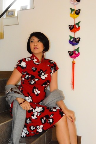 Come indossare e abbinare un bracciale bordeaux per una donna di 30 anni in modo smart-casual: Scegli un vestito longuette a fiori rosso e un bracciale bordeaux per essere casual.
