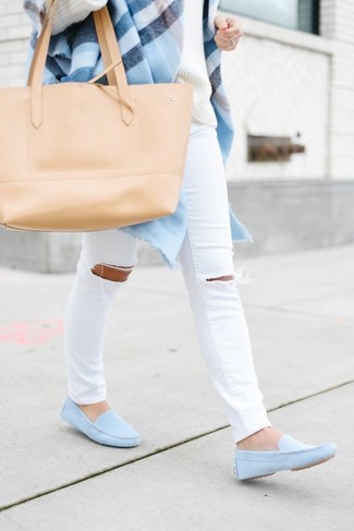 Come indossare e abbinare mocassini driving azzurri: Per un outfit della massima comodità, punta su un maglione oversize bianco e jeans aderenti strappati bianchi. Mocassini driving azzurri sono una valida scelta per completare il look.