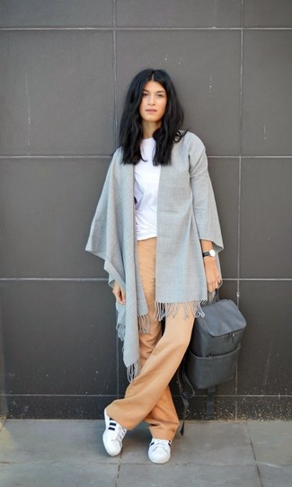 Look alla moda per donna: Scialle grigio, T-shirt girocollo bianca, Pantaloni larghi marrone chiaro, Scarpe sportive bianche