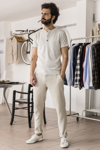 Look alla moda per uomo: Serafino bianco, Chino beige, Sneakers basse di tela bianche, Bracciale argento