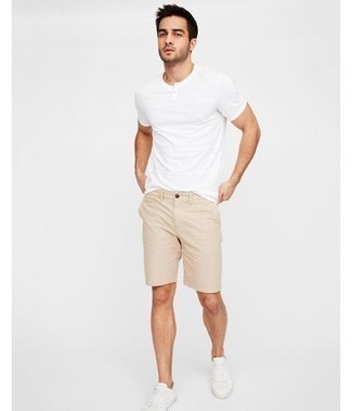 Look alla moda per uomo: Serafino bianco, Pantaloncini beige, Sneakers basse in pelle bianche