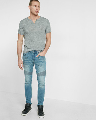 Quale serafino indossare con jeans aderenti azzurri quando fa caldo: Abbina un serafino con jeans aderenti azzurri per un look perfetto per il weekend. Rifinisci questo look con un paio di sneakers alte in pelle nere.