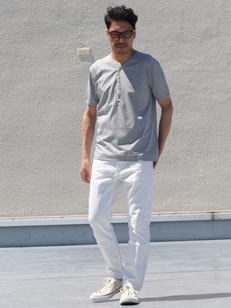 Quale serafino indossare con jeans bianchi: Opta per un serafino e jeans bianchi per un look trendy e alla mano. Completa questo look con un paio di sneakers basse di tela beige.