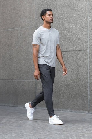 Quale pantaloni sportivi indossare con sneakers basse bianche e nere: Indossa un serafino grigio e pantaloni sportivi per un look comfy-casual. Per le calzature, scegli lo stile classico con un paio di sneakers basse bianche e nere.