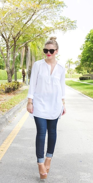 Quale jeans indossare con un serafino bianco per una donna di 30 anni: Un serafino bianco e jeans sono un outfit perfetto da sfoggiare nel tuo guardaroba. Sabot in pelle beige doneranno eleganza a un look altrimenti semplice.