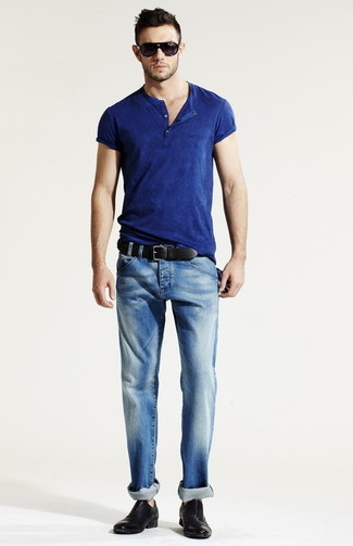 Come indossare e abbinare jeans blu con scarpe oxford in pelle nere: Indossa un serafino blu con jeans blu per un outfit rilassato ma alla moda. Sfodera il gusto per le calzature di lusso e mettiti un paio di scarpe oxford in pelle nere.