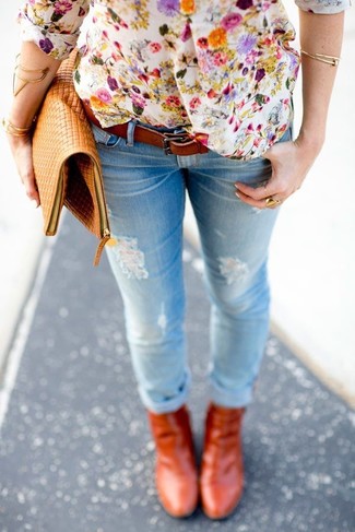 Quale jeans indossare con stivaletti terracotta in primavera 2025 in modo casual: Prova a combinare un serafino a fiori bianco con jeans per una sensazione di semplicità e spensieratezza. Stivaletti terracotta sono una splendida scelta per completare il look. È stupenda scelta per per vestirsi con stile durante la stagione primaverile!