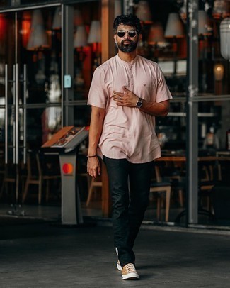 Come indossare e abbinare jeans neri per un uomo di 40 anni in modo casual: Indossa un serafino rosa con jeans neri per affrontare con facilità la tua giornata. Un paio di sneakers basse di tela terracotta si abbina alla perfezione a una grande varietà di outfit.