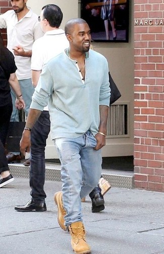 Look di Kanye West: Serafino manica lunga azzurro, Jeans azzurri, Stivali casual in pelle scamosciata marrone chiaro