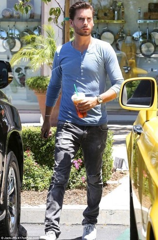 Look di  Scott Disick: Serafino manica lunga azzurro, Jeans grigi, Sneakers basse in pelle bianche