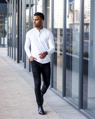 Come indossare e abbinare jeans neri con un orologio nero in modo casual: Indossa un serafino manica lunga bianco con jeans neri per un look perfetto per il weekend. Scegli un paio di stivali chelsea in pelle neri per dare un tocco classico al completo.
