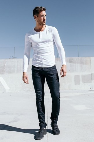 Come indossare e abbinare un serafino manica lunga bianco: Potresti abbinare un serafino manica lunga bianco con jeans blu scuro per vestirti casual. Per distinguerti dagli altri, calza un paio di scarpe sportive nere.