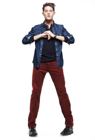 Come indossare e abbinare jeans rossi: Abbina un maglione con collo serafino blu scuro con jeans rossi per vestirti casual. Questo outfit si abbina perfettamente a un paio di chukka in pelle nere.