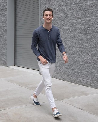 Come indossare e abbinare jeans aderenti con sneakers basse in estate 2024: Potresti indossare un serafino manica lunga blu scuro e jeans aderenti per un look comfy-casual. Sfodera il gusto per le calzature di lusso e calza un paio di sneakers basse. Ecco un look indispensabile per i mesi estivi.